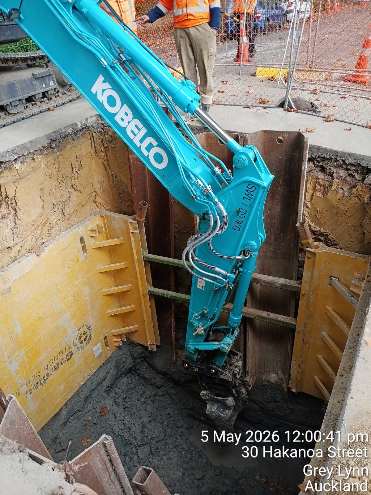Excavator working within a supported Hakanoa Street stormwater trench.